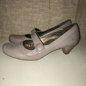 NATURALIZER grey pumps